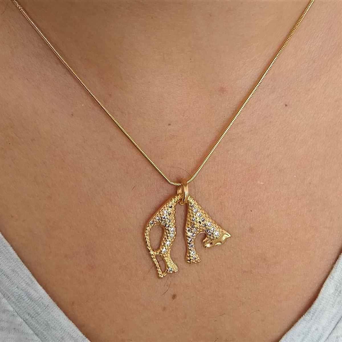 Pingente de Onça Cravejada com Strass Folheado a Ouro