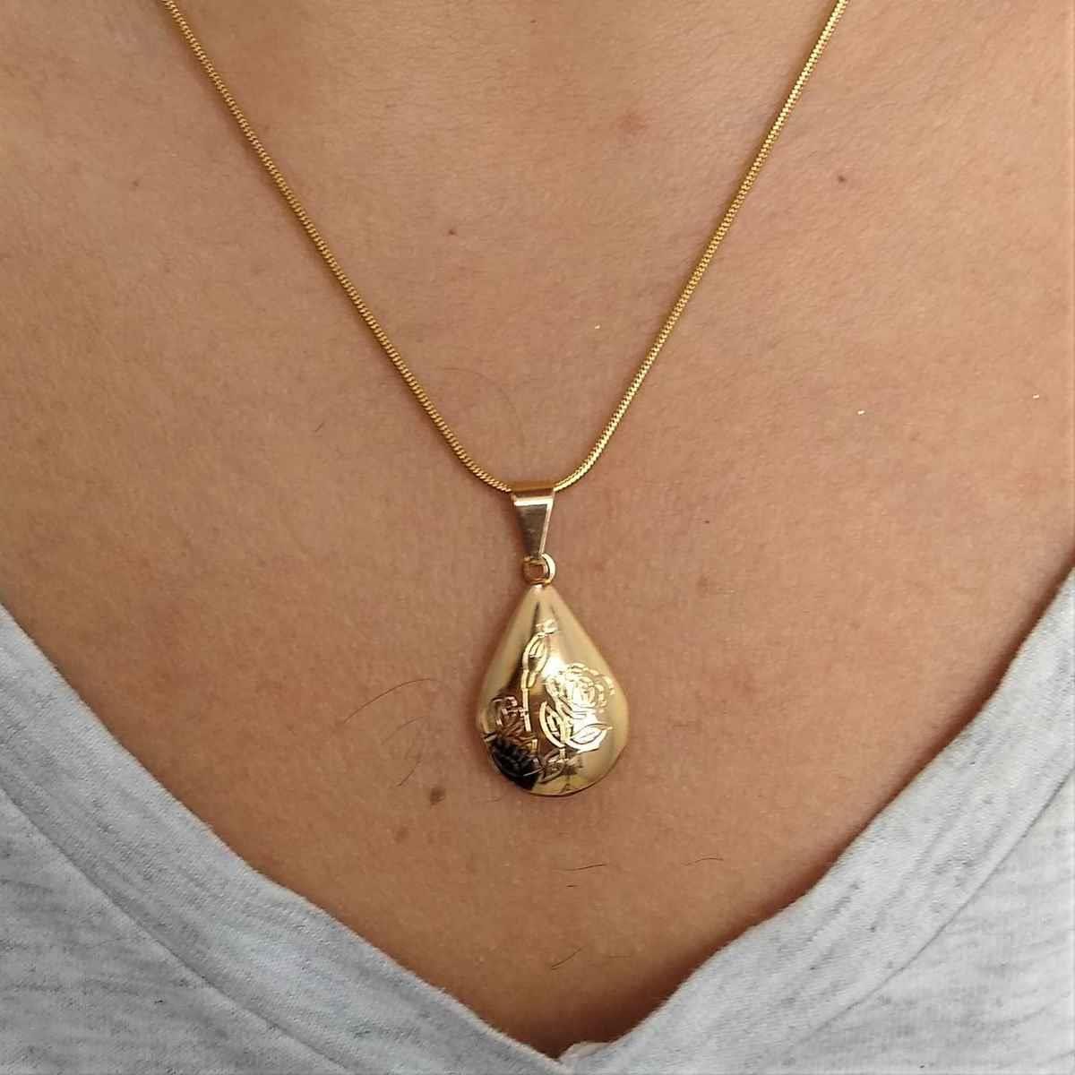 Pingente Relicário de Gota com Flores Folheado a Ouro