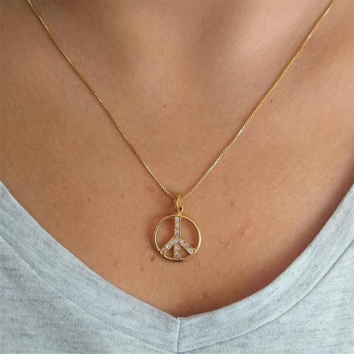 Pingente Símbolo da Paz Cravejado Folheado a Ouro