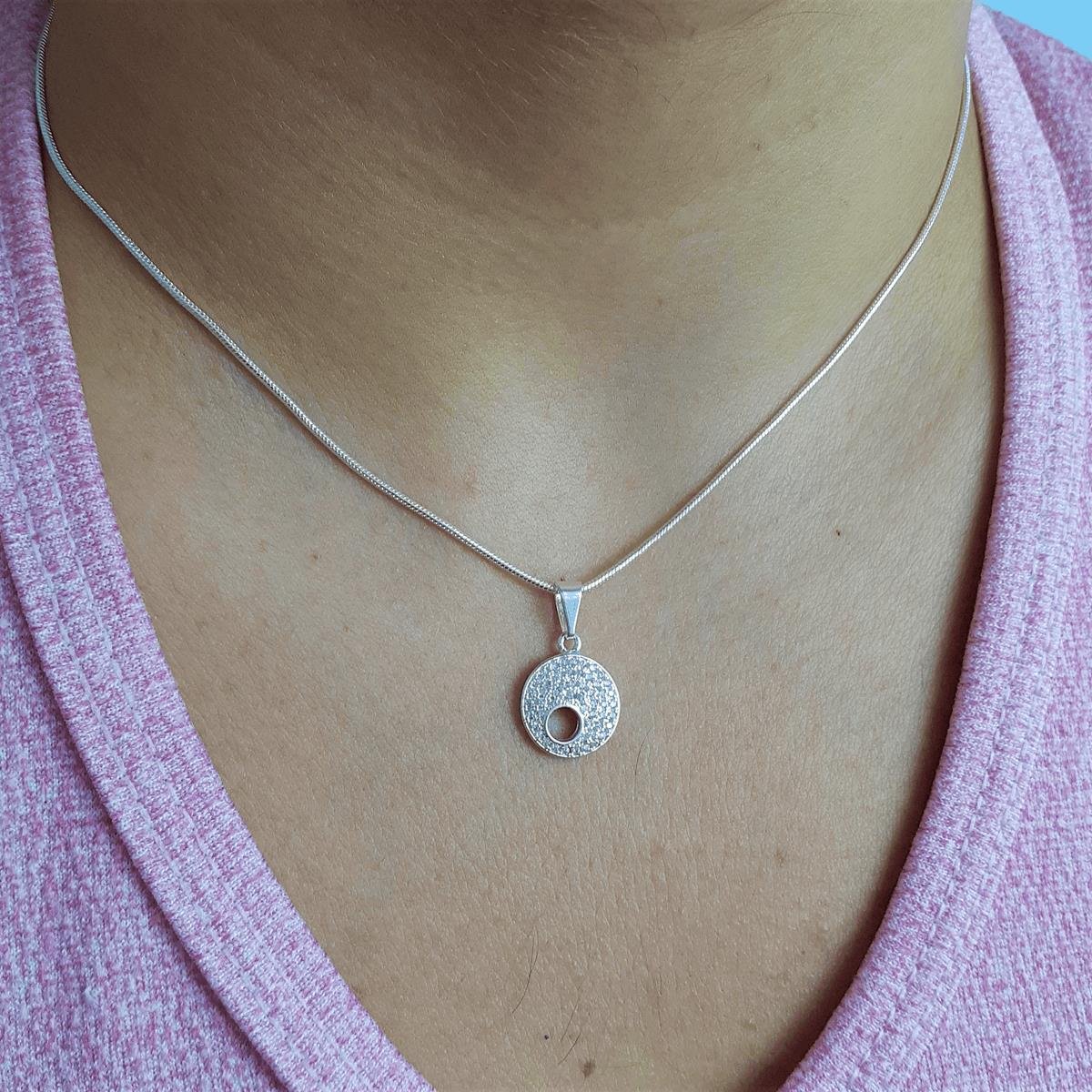 Pingente Círculo Vazado com Micro Zircônias Folheado a Prata