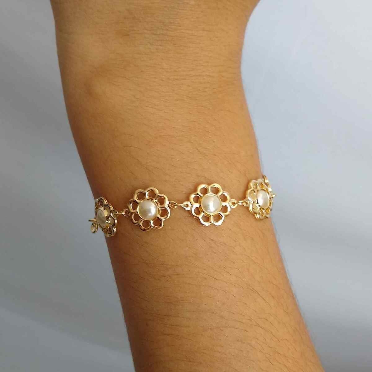 Pulseira Grumet de Flor Vazada com Pérola Folheado a Ouro