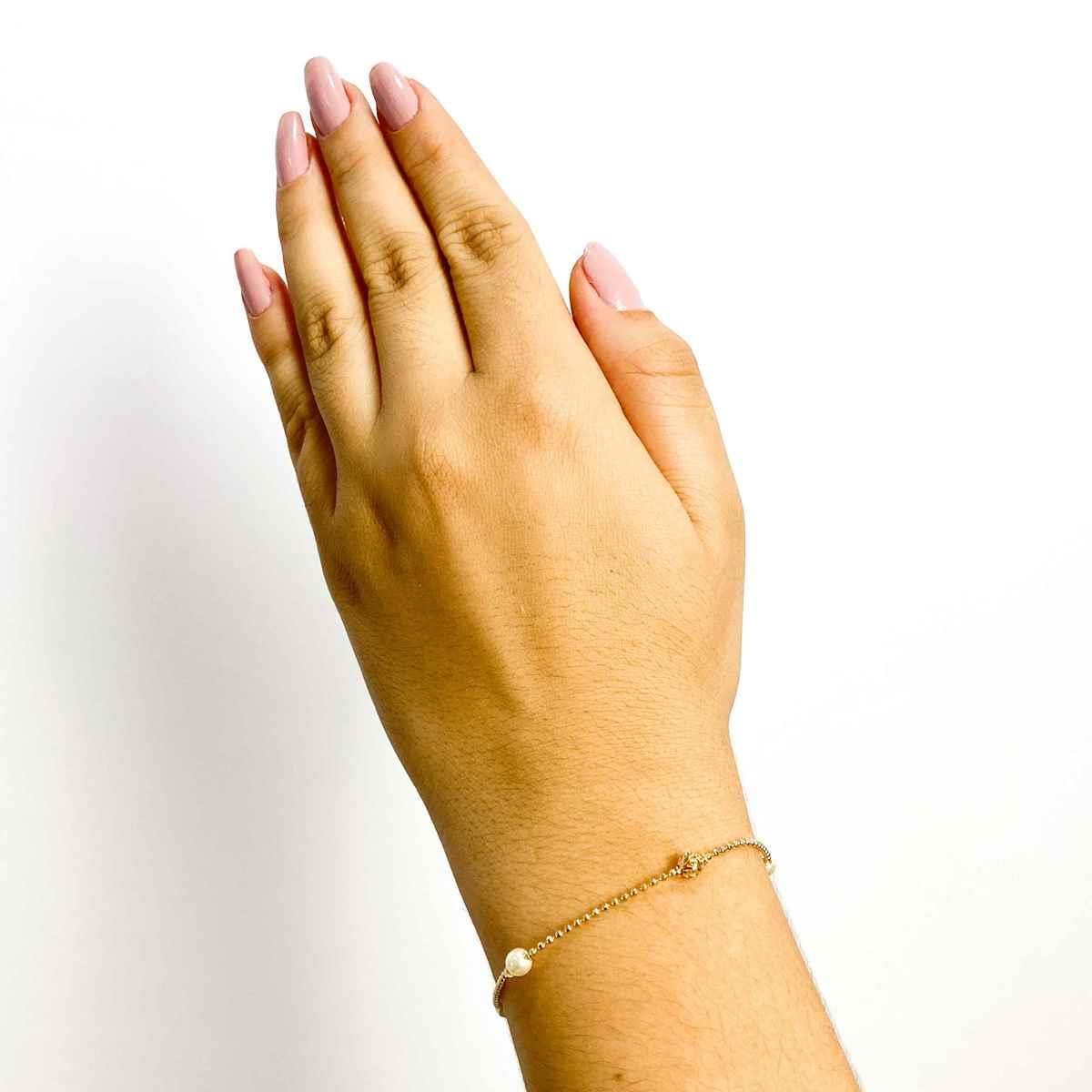 Pulseira com Pérola e Bola Vazada Folheado a Ouro